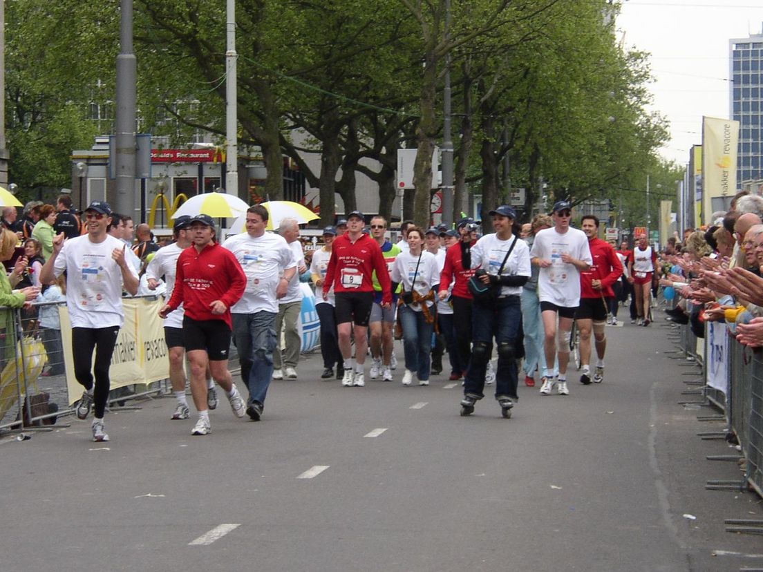 Nathalie komt met haar team over de finish van Roparun in 2005