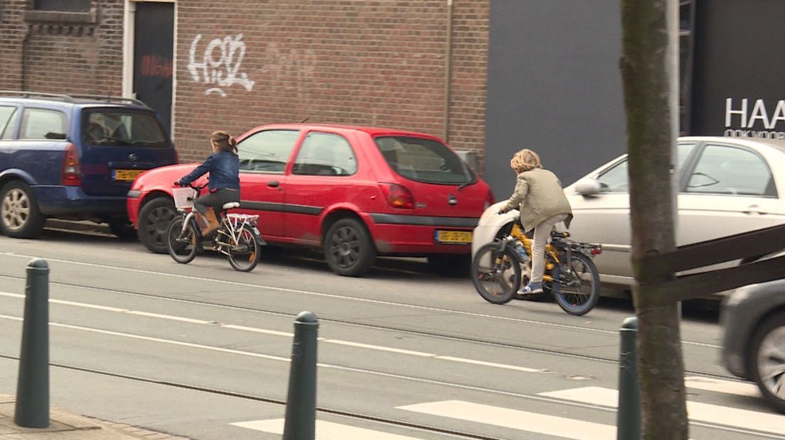 Kinderen moeten een gevaarlijke route afleggen om bij de tijdelijke locatie te komen