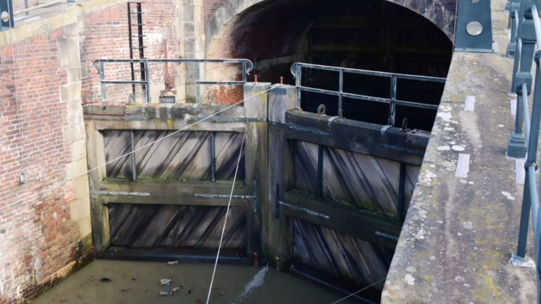 De sluisdeuren bij De Boog van Ziel bij Termunterzijl zijn lek