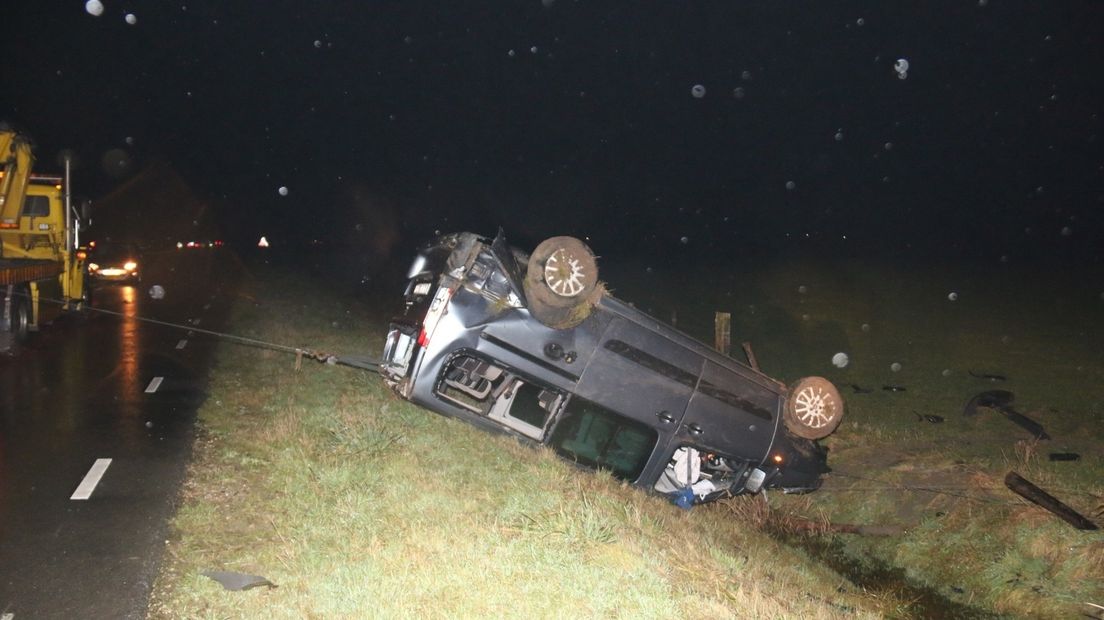 Auto belandt op z'n kop in een weiland (video)