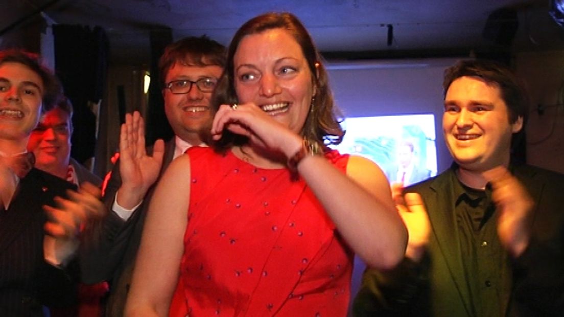 SP-lijsttrekker Sandra Beckerman viert de overwinning in café Koster.