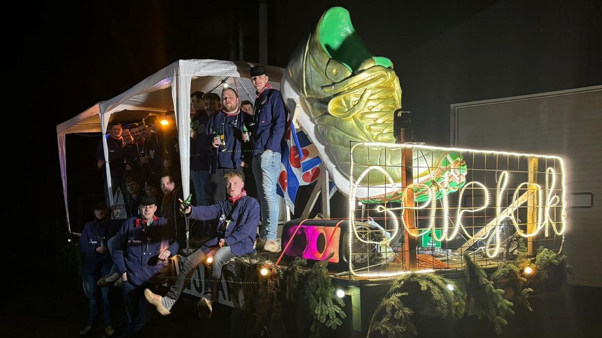 De Geitefok haalt als stunt gigantische schoen uit Rotterdam naar Oldeberkoop