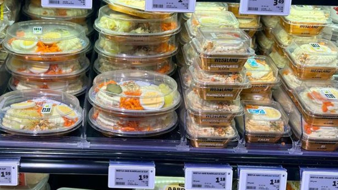 Slaatjes in het koelvak van een supermarkt