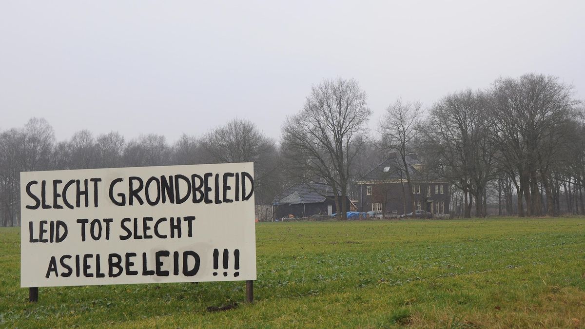 Heemserveen tegen komst asielzoekers, bewoners plaatsen protestborden in weiland