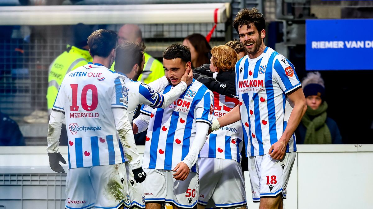 Lees terug: sc Heerenveen wint na rommelig begin ruim van PEC Zwolle (4-2)