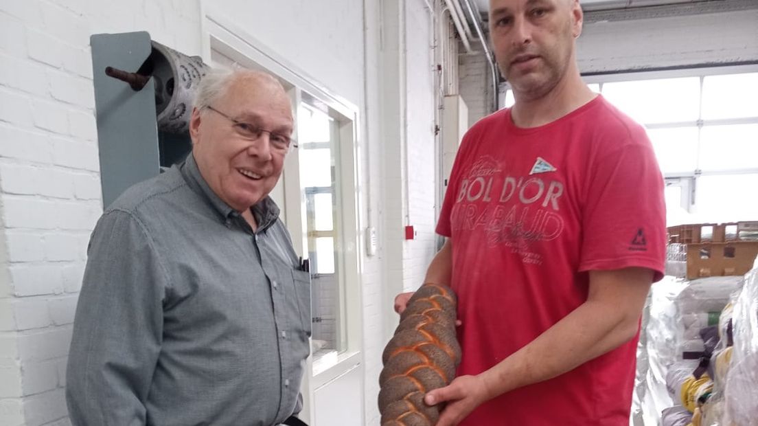 Dick van Asperen krijgt het brood van bakker André.