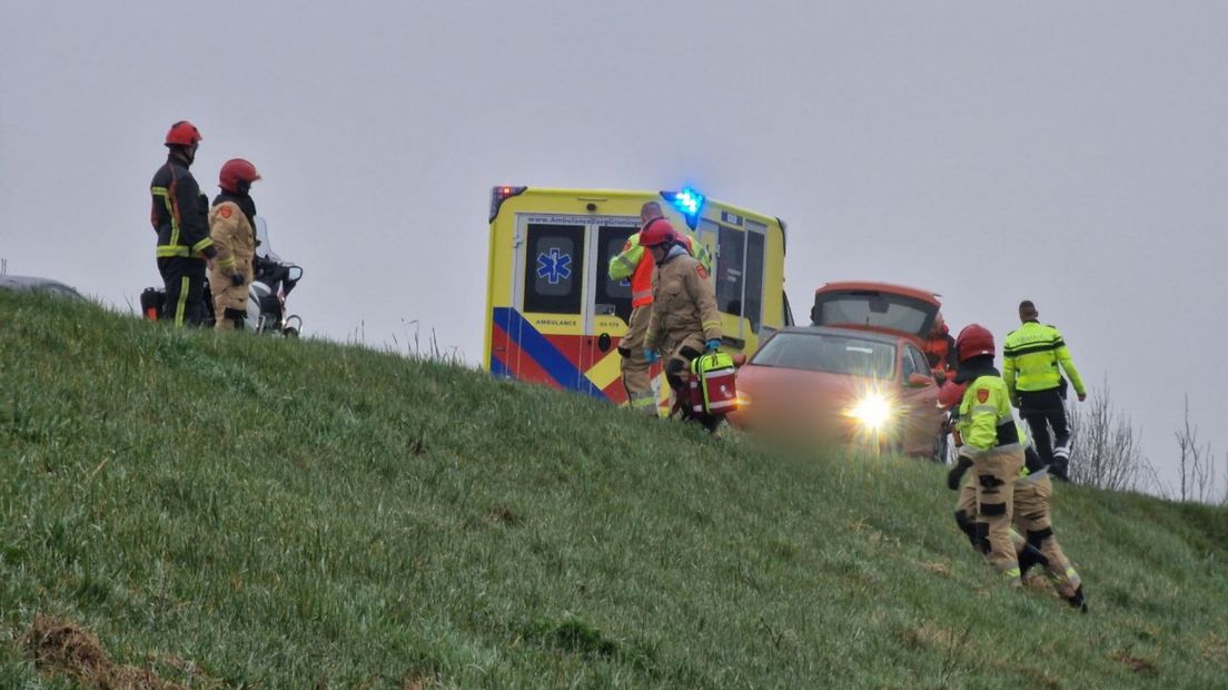 Hulpdiensten ter plaatse op het talud