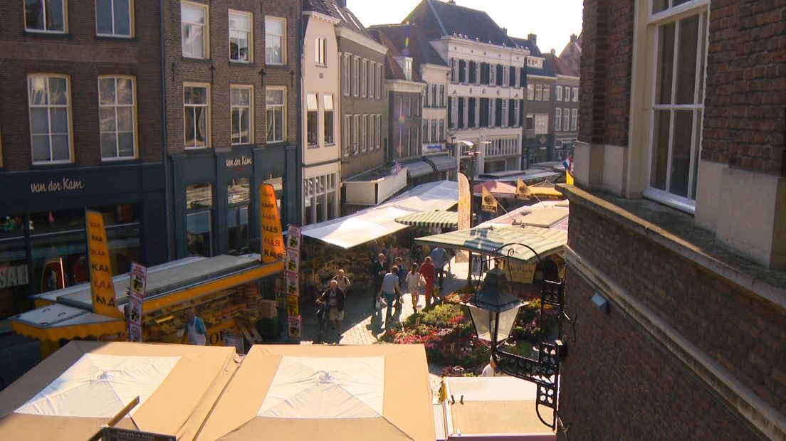 Zutphenaren zijn niets anders gewend: de markt is op donderdag en op zaterdag. Maar waarom eigenlijk op die donderdag? Voor het antwoord op die vraag moeten we ver terug in de tijd.