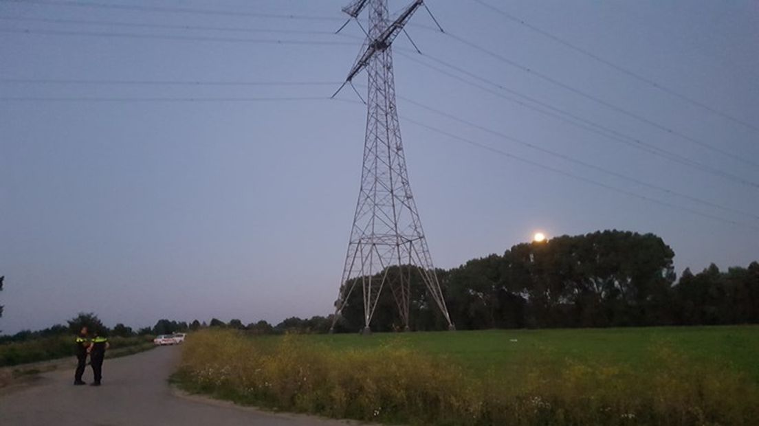 De persoon die dinsdagavond om het leven kwam bij een val uit een elektriciteitsmast in Afferden in het Land van Maas en Waal, is een 28-jarige vrouw uit Teuge. Zij was instructeur op het Nationaal Paracentrum Teuge, zo bevestigt het centrum.