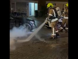 Autobrand door vuurwerk en buurman helpt met blussen