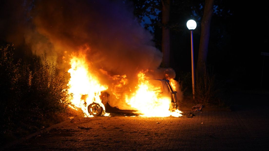 Grote vlammen komen uit de brandende auto (Rechten: Van Oost Media)