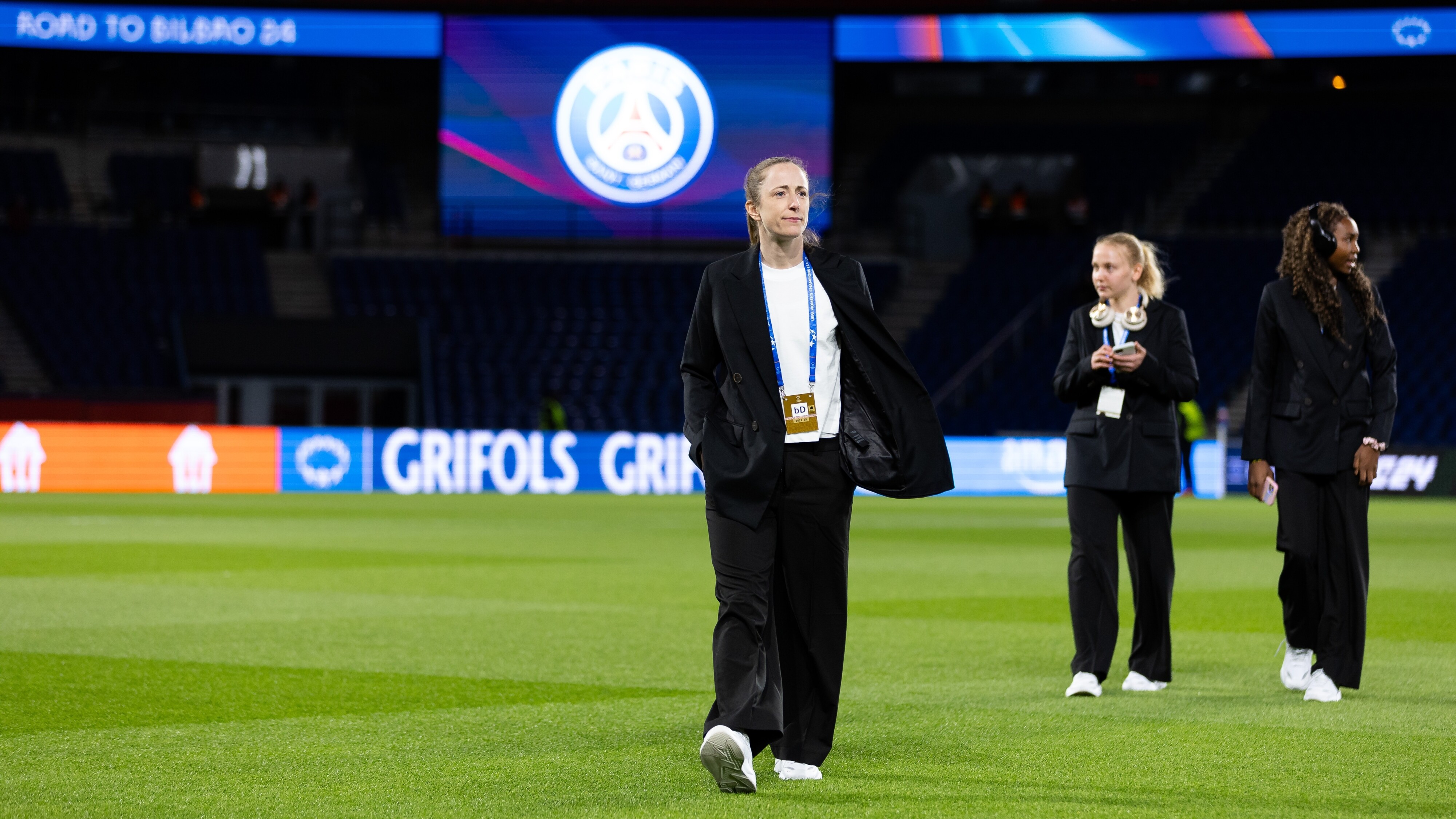 Loes Geurts yn it Parc des Princes yn Parys foar de Champions League-wedstriid tsjin PSG