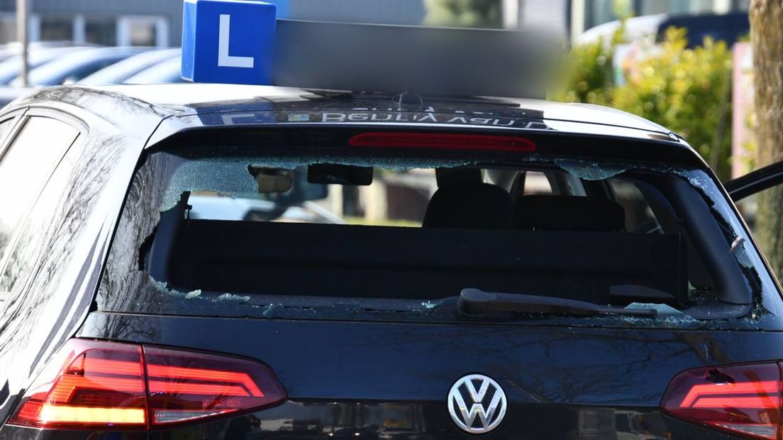 Fietser klapt achterop lesauto in Vroomshoop