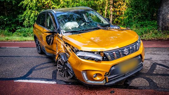 Auto zwaar beschadigd na crash
