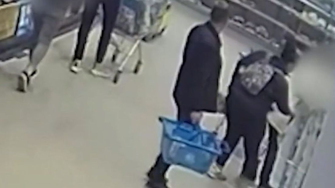 Dit stel rolt de beurs van een vrouw die boodschappen doet.