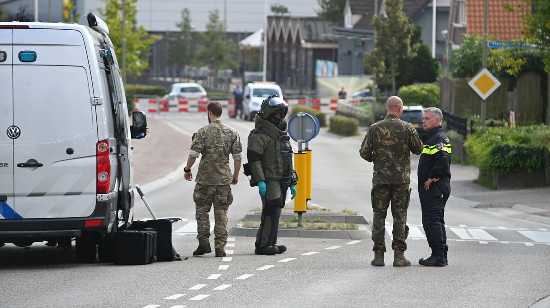 Experts van de EOD inspecteerden het gevonden vuurwerk.