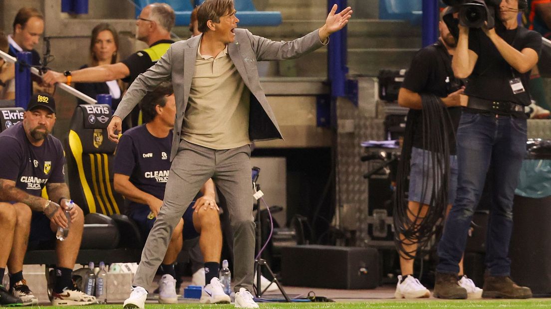 Phillip Cocu tijdens de wedstrijd van zaterdag tegen RKC Waalwijk.