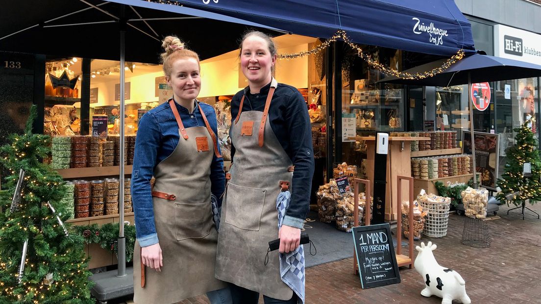 Marscha (rechts op de foto) is blij dat de winkel open is.