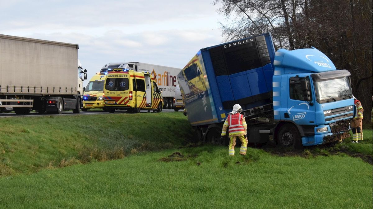 Vrachtwagenchauffeur onwel en crasht op N36 bij Beerzerveld