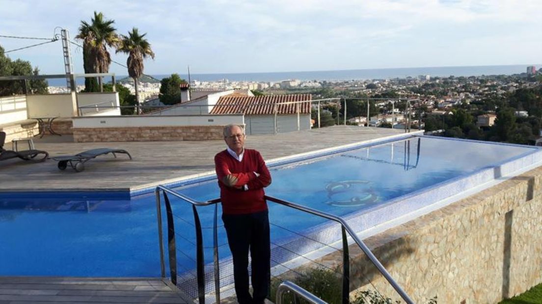 Arie Haan bij zijn zwembad aan huis in Spanje