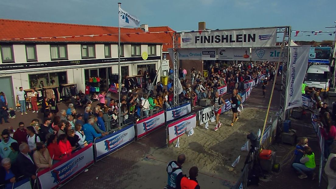 Hardlopers komen aan in Zoutelande