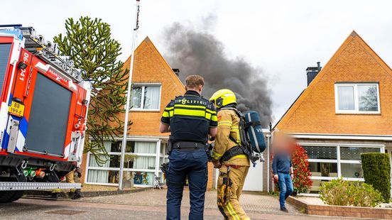 Grote rookwolken bij brand in schuur