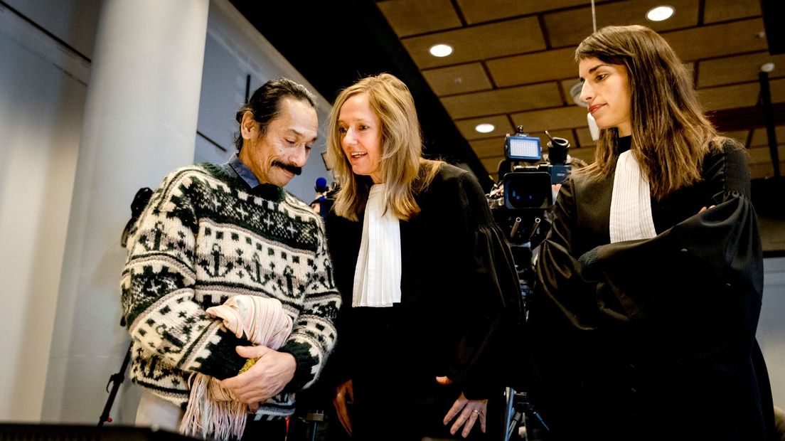 Nabestaande Chris Uktolseja (l) met zijn advocaat Liesbeth Zegveld (m) (Rechten: ANP/Remko de Waal)