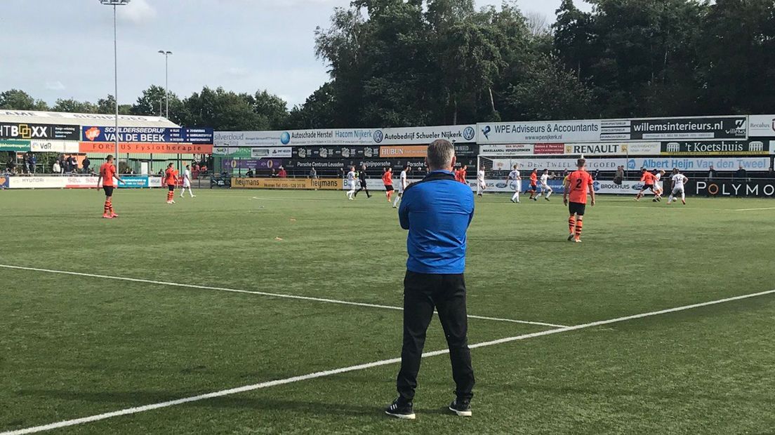 ACV-trainer Fred de Boer kijkt naar een wedstrijd van zijn ploeg (Rechten: RTV Drenthe)