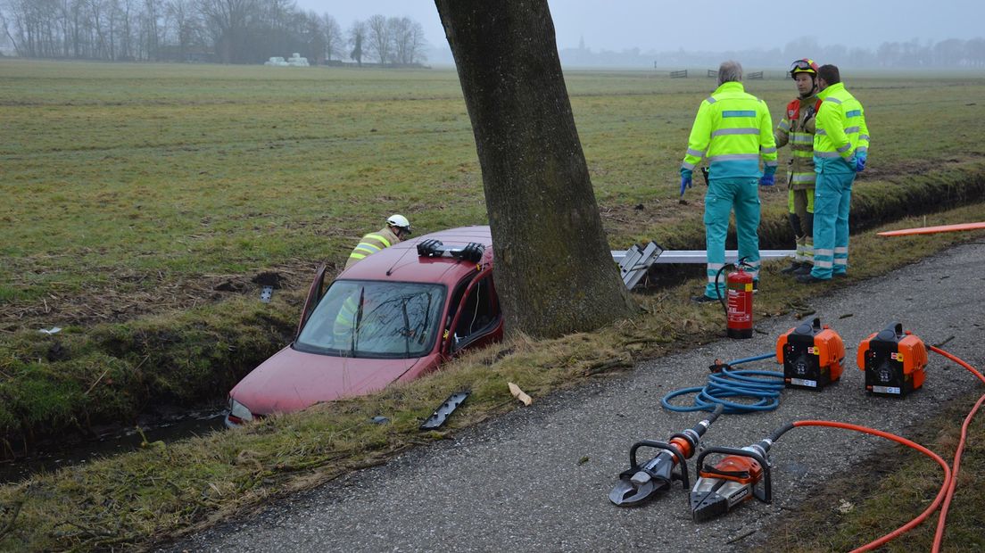 Gewonde bestuurder door brandweer uit de auto gehaald