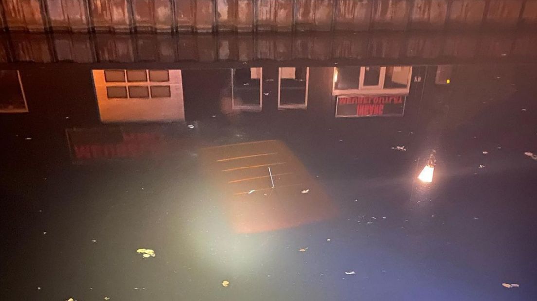Na een kort onderzoek in de naastgelegen vaart zagen de mensen van de marechaussee het dak van een auto