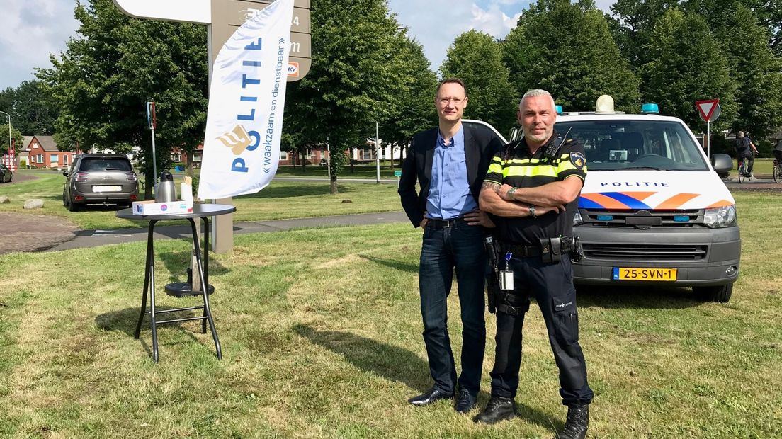 Burgemeester Jan Seton (Borger-Odoorn) en de wijkagent bij het pop-up politiebureau in Nieuw-Buinen.