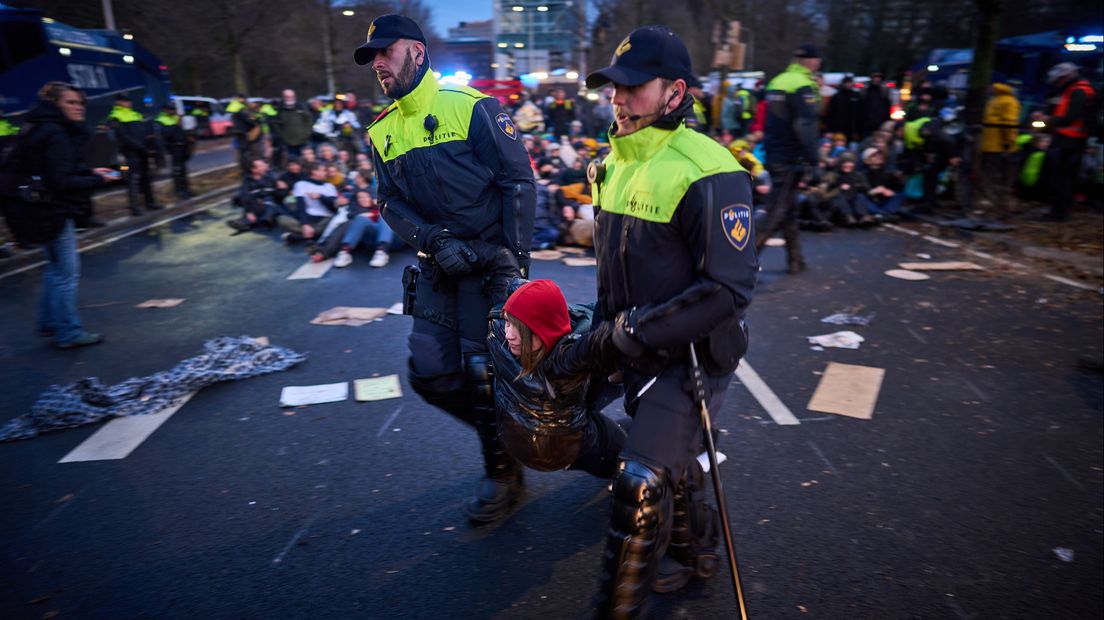 De ME arresteert een voor een actievoerders die de A12 blokkeren