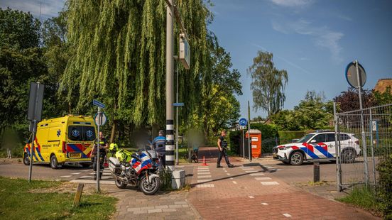 Fietser aangereden bij oversteekplaats, vrouw lichtgewond