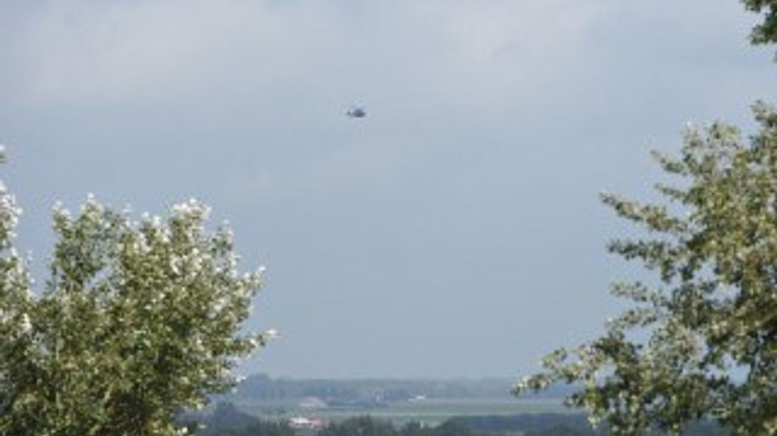 De politie zocht vanmiddag met een helikopter en politiehonden (Rechten: De Vries Media)