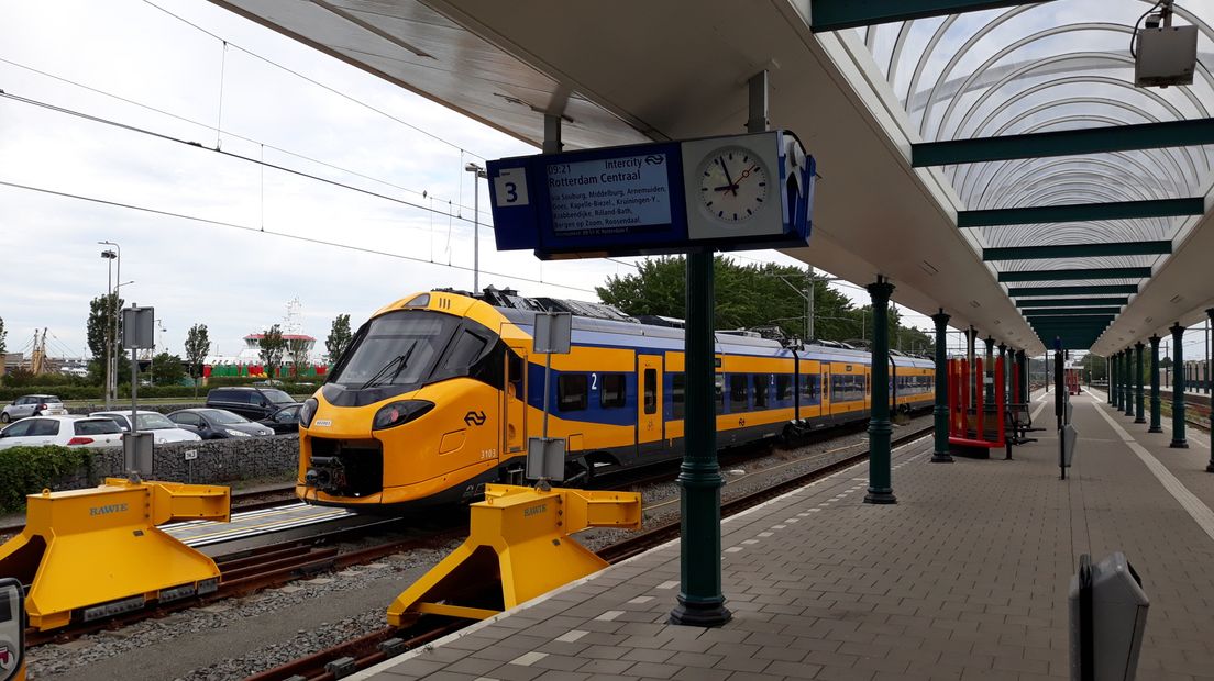 Trein op station in Vlissingen, juni 2020