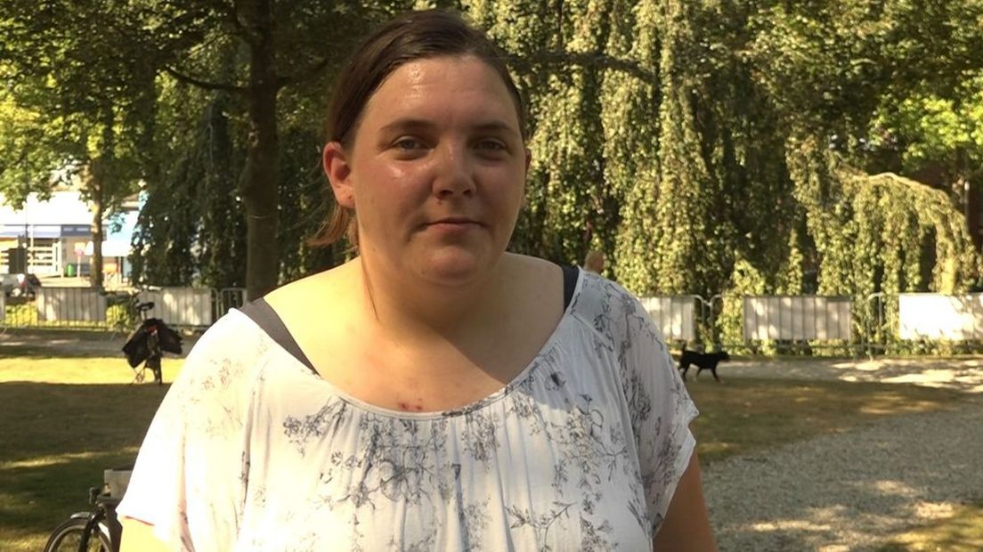 Oriana van Tergouw deelt maaltijden uit met haar BAKfiets.