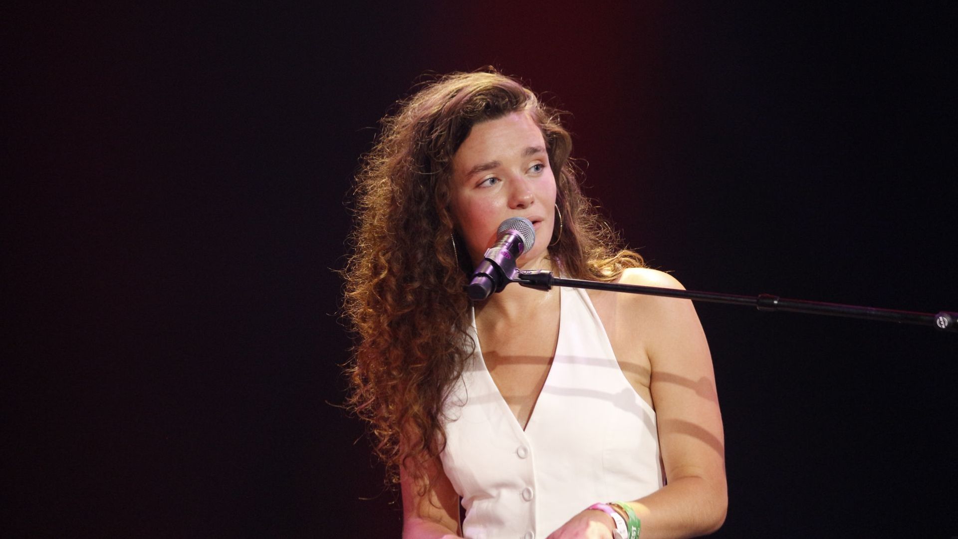 Janna Baerends trapt als eerste act de Theatertent op de Zwarte Cross af.