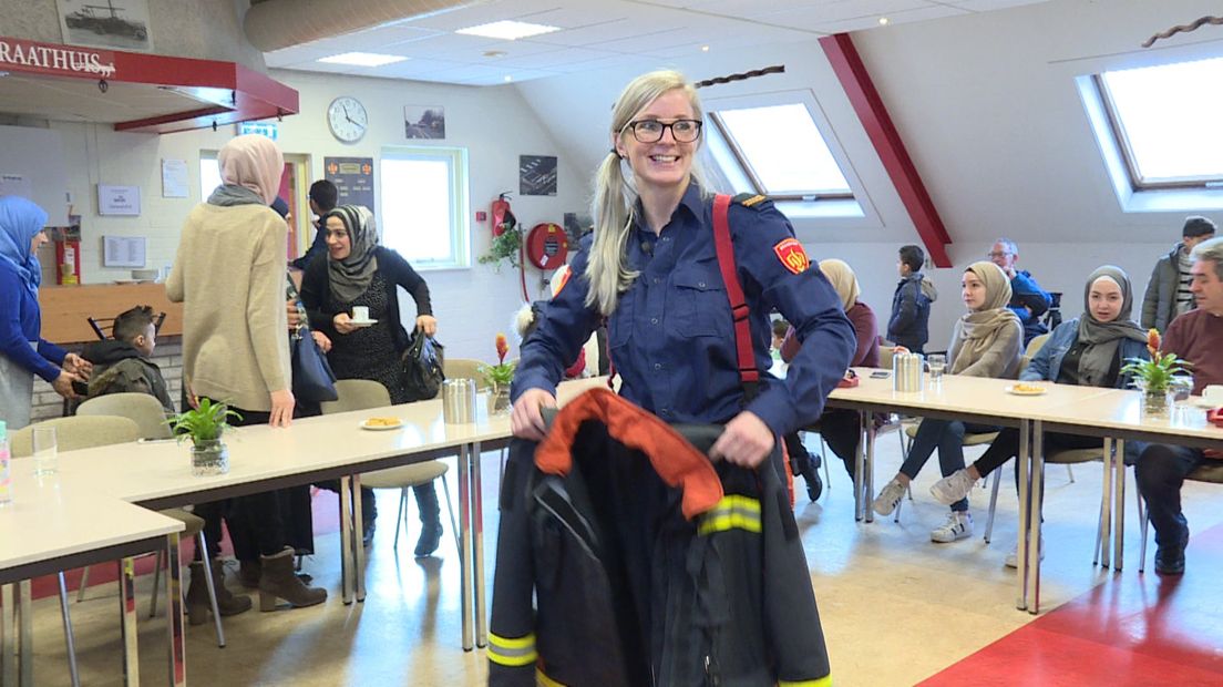 Brandweervrouw Noor Winkel geeft uitleg