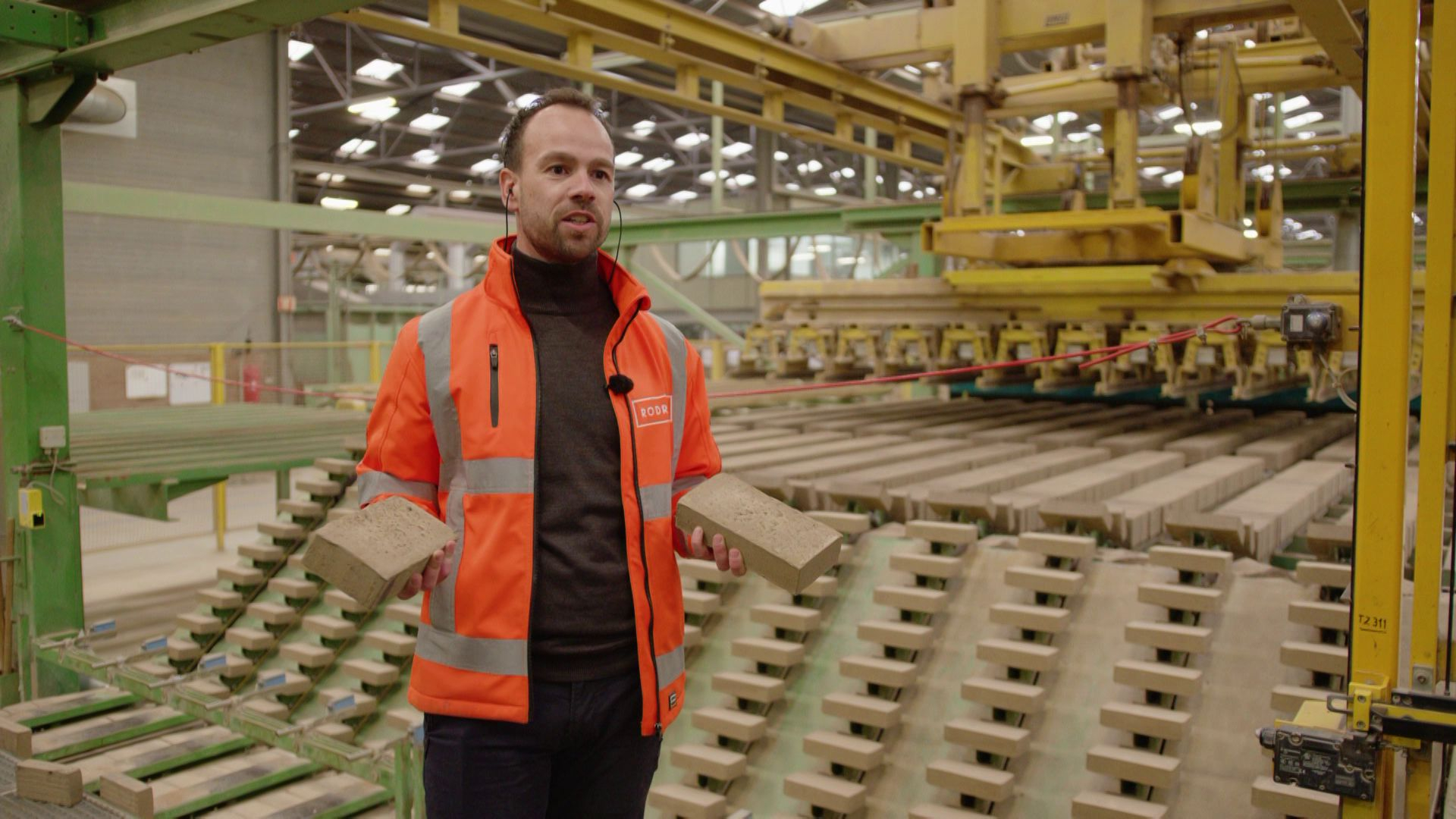 Deze fabriek bakt elke dag meer dan 200.000 stenen
