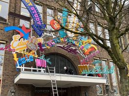 Bibliotheek Neude krijgt (eindelijk) neon-kleurig kunstwerk