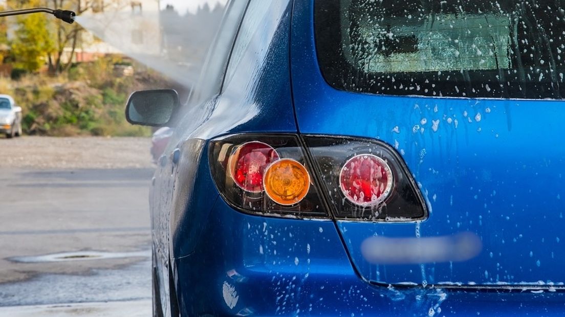 Auto wassen met hogedrukspuit