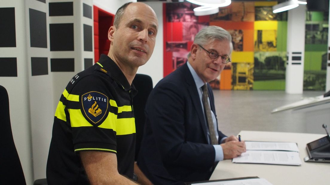 Districtchef Waldo de Boer en burgemeester Charlie Aptroot sloten dinsdag een intentieovereenkomst