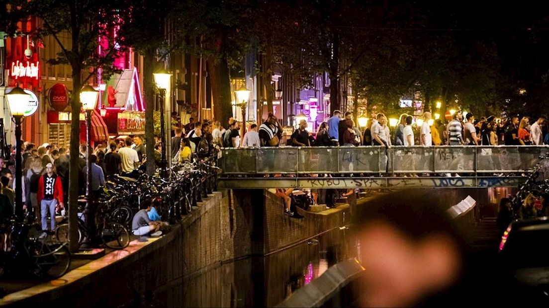 Uitgaanspubliek op de Wallen op een zaterdagavond in de hoofdstad