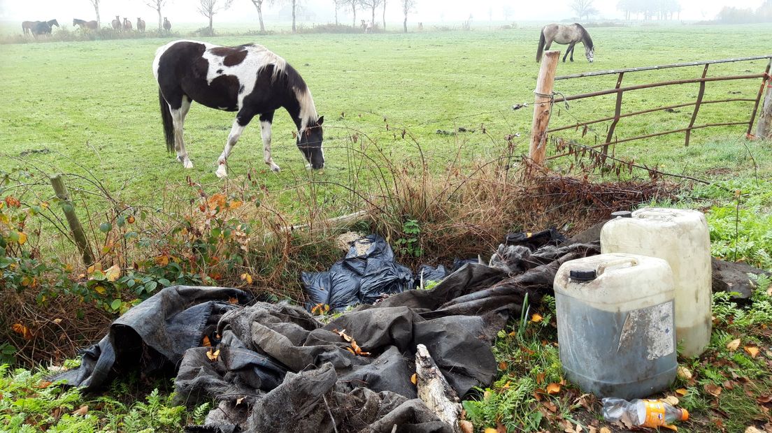 In de twee jerrycans zat een gevaarlijke stof (Rechten: gemeente Noordenveld)