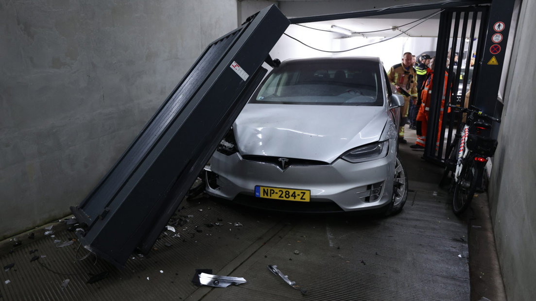 Tesla ramt deuren parkeergarage Tournooiveld