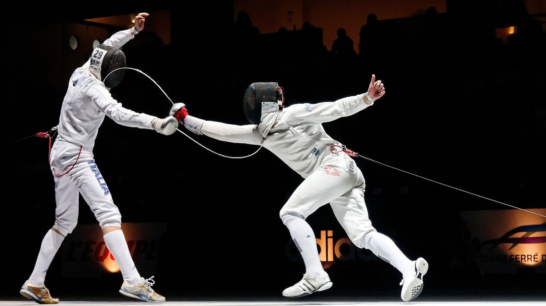 Twee schermers op een wereldbekerwedstrijd in Parijs in 2012.
