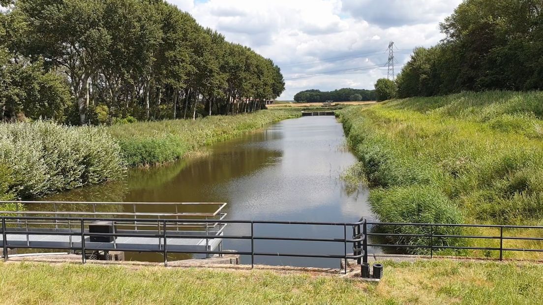 Het water van de Brabantse Wal, bij de spuisluis in Bath.