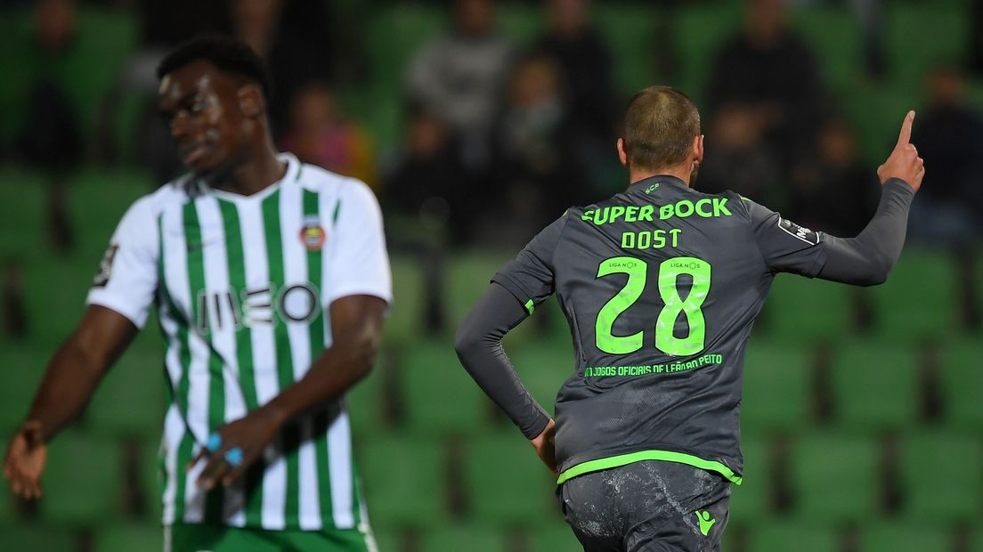 Dost juicht na zijn goal in z'n jubileumwedstrijd bij Sporting (EPA/HUGO DELGADO)
