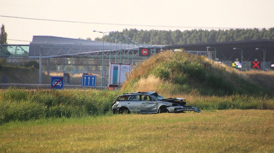 Auto belandt in akker naast de weg