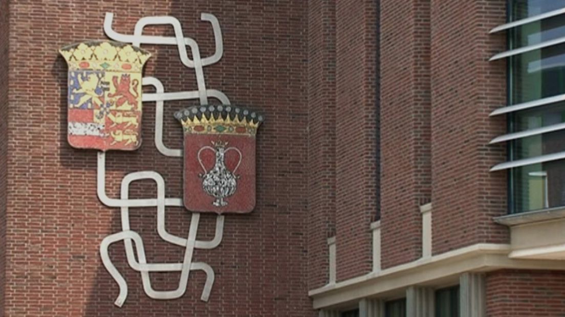 Het wapen van de gemeente Vlissingen op de muur van het stadhuis.